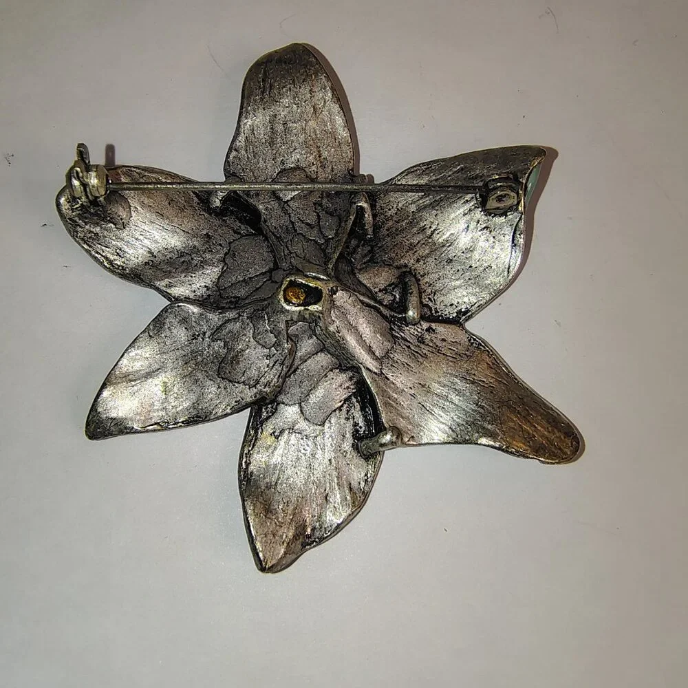 Vintage‎ Seafoam Enamel Flower Brooch Rhinestone Center 2.5”